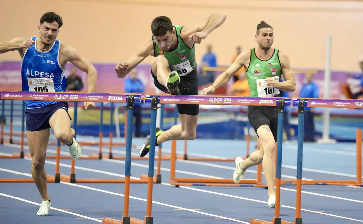 Quique Llopis dominó la competición de los 60 metros vallas. 