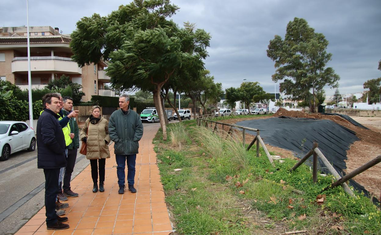 Los responsables municipales y de Confederación supervisan los trabajos en el cauce del río Gorgos. 