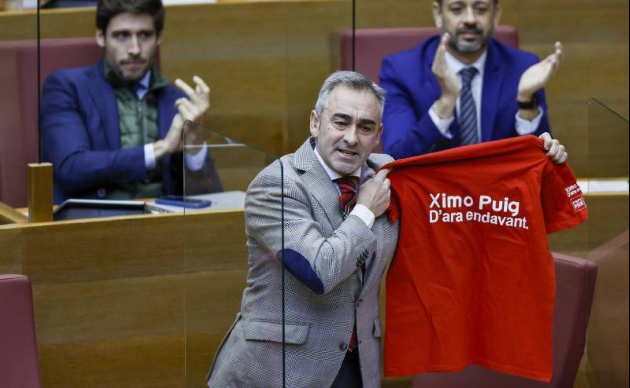 Una de las camisetas que la trama de Azud pagó a Puig, según la UCO