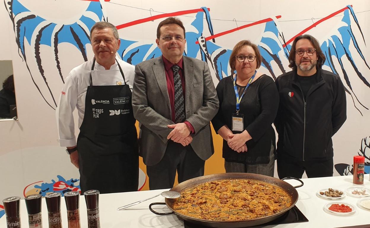 Representantes de Sueca exhiben la paella tradicional. 