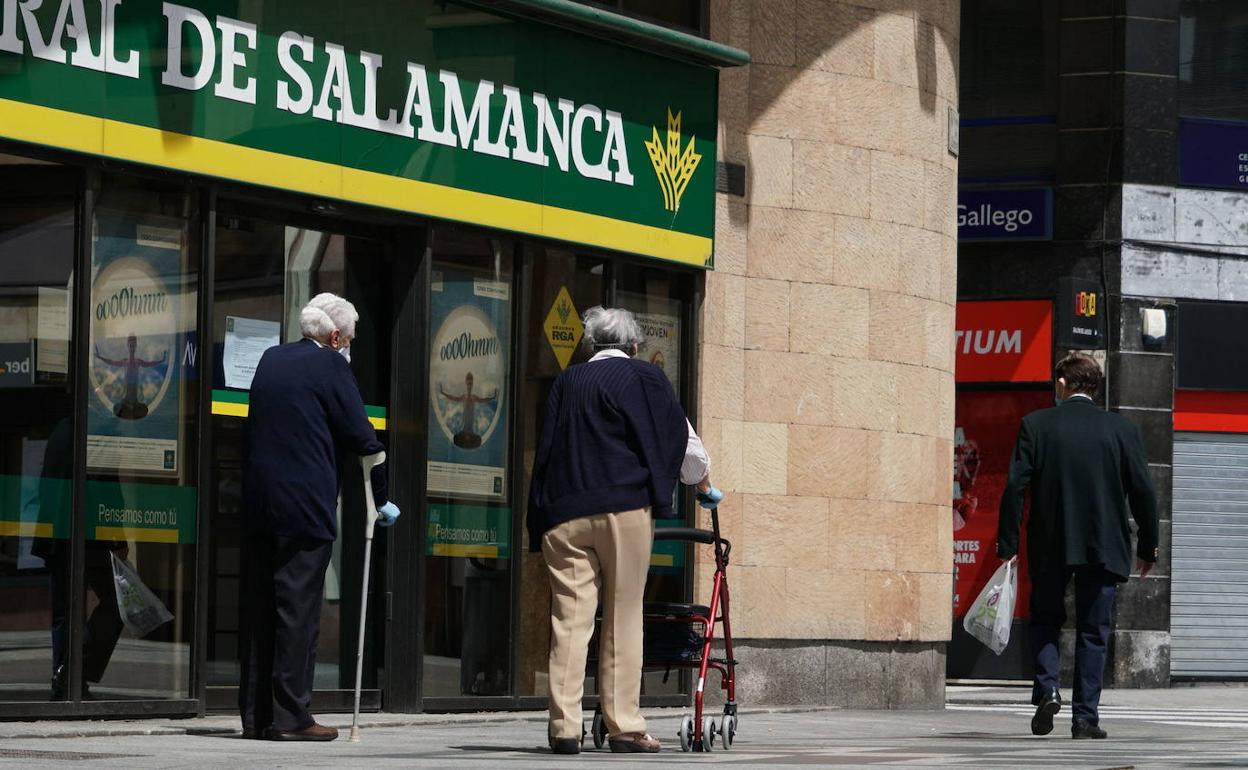 Una pareja de ancianos paseando