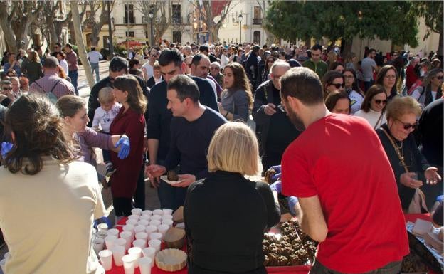 Multitudinaria asistencia a la 'Festa de la Carxofa' en Campanar.