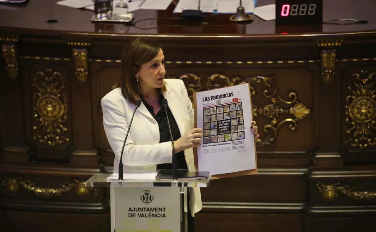 María José Català, portavoz del PP en el pleno con una portada de LAS PROVINCIAS referente a la reforma pendiente de la calle Colón.