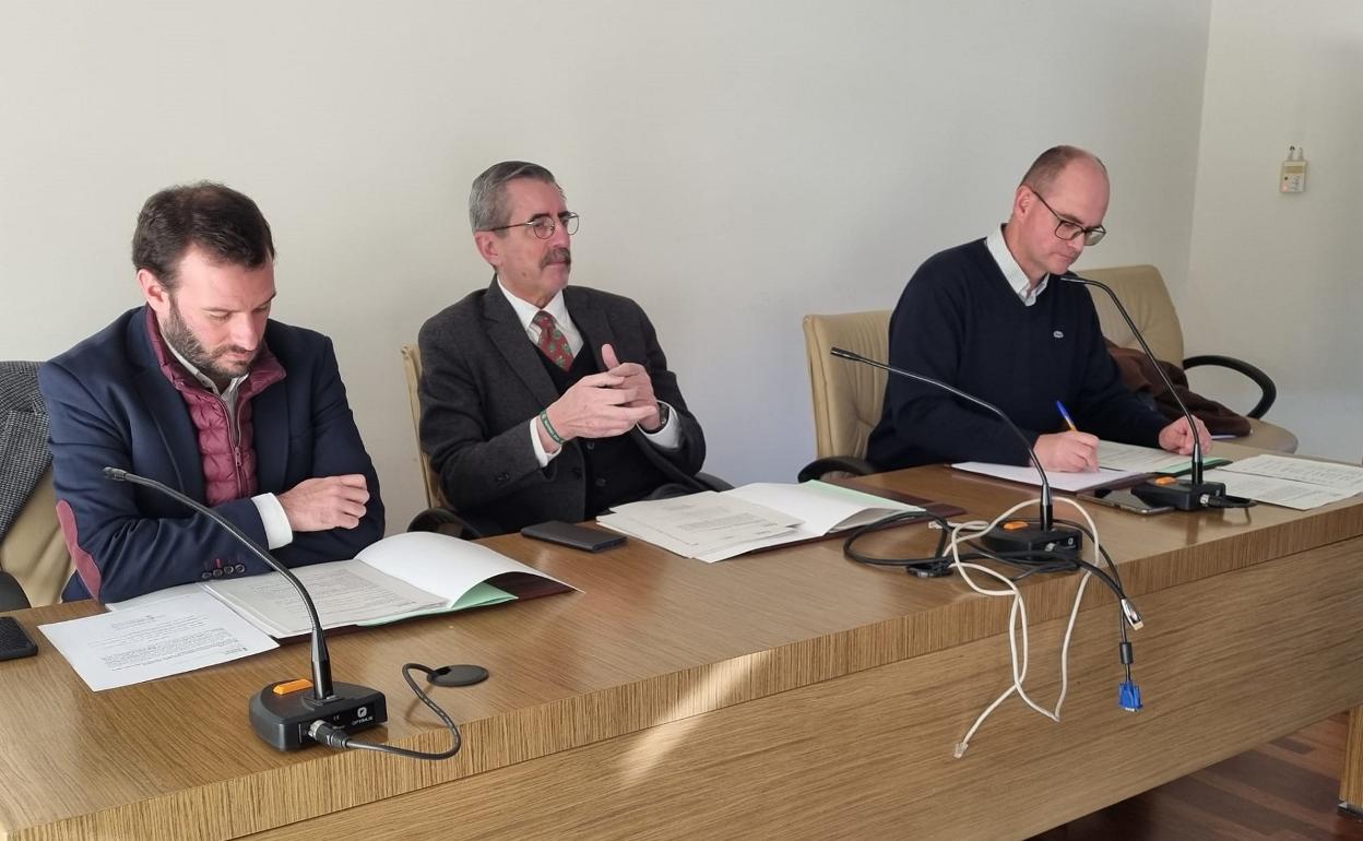 Momento de la reunión de la Comisión, presidida por el secretario de Seguridad y Emergencias, José María Àngel. 