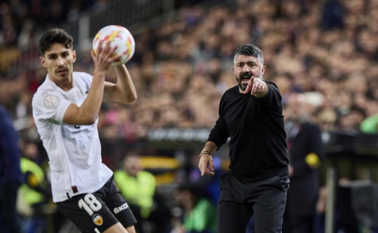 Gattuso da instrucciones durante el partido. 