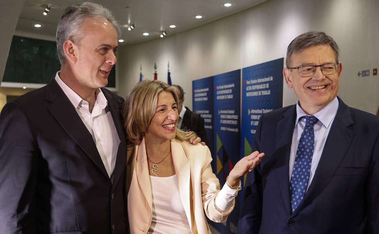 El vicepresidente valenciano Héctor Illueca junto a Yolanda Díaz y el presidente Ximo Puig. 