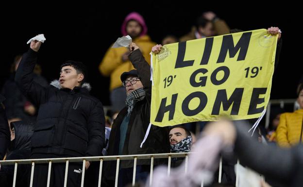 Protesta contra Peter Lim en la grada de Mestalla. 