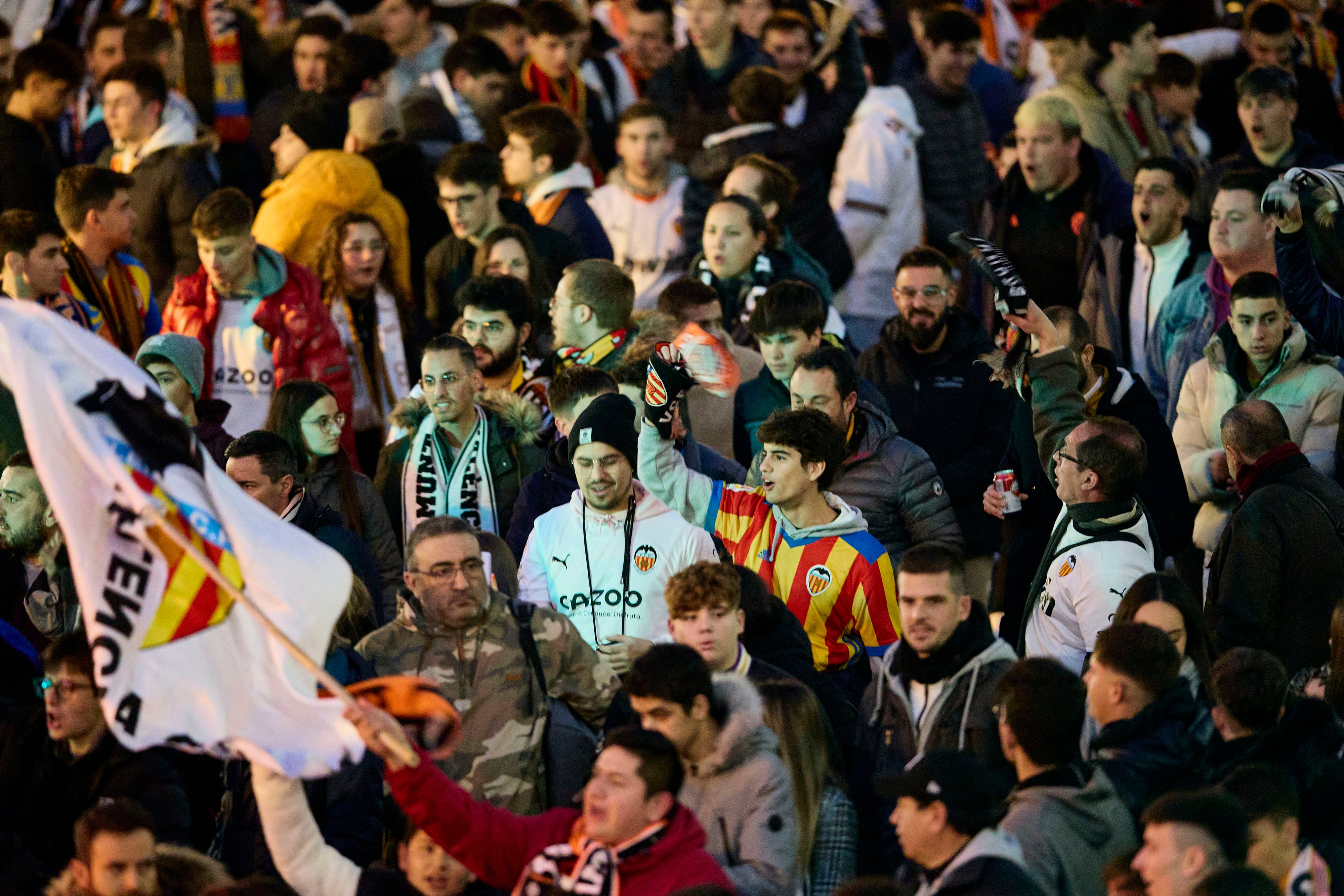 Miles de personas reciben al equipo en la previa del Valencia - Athletic en Mestalla.