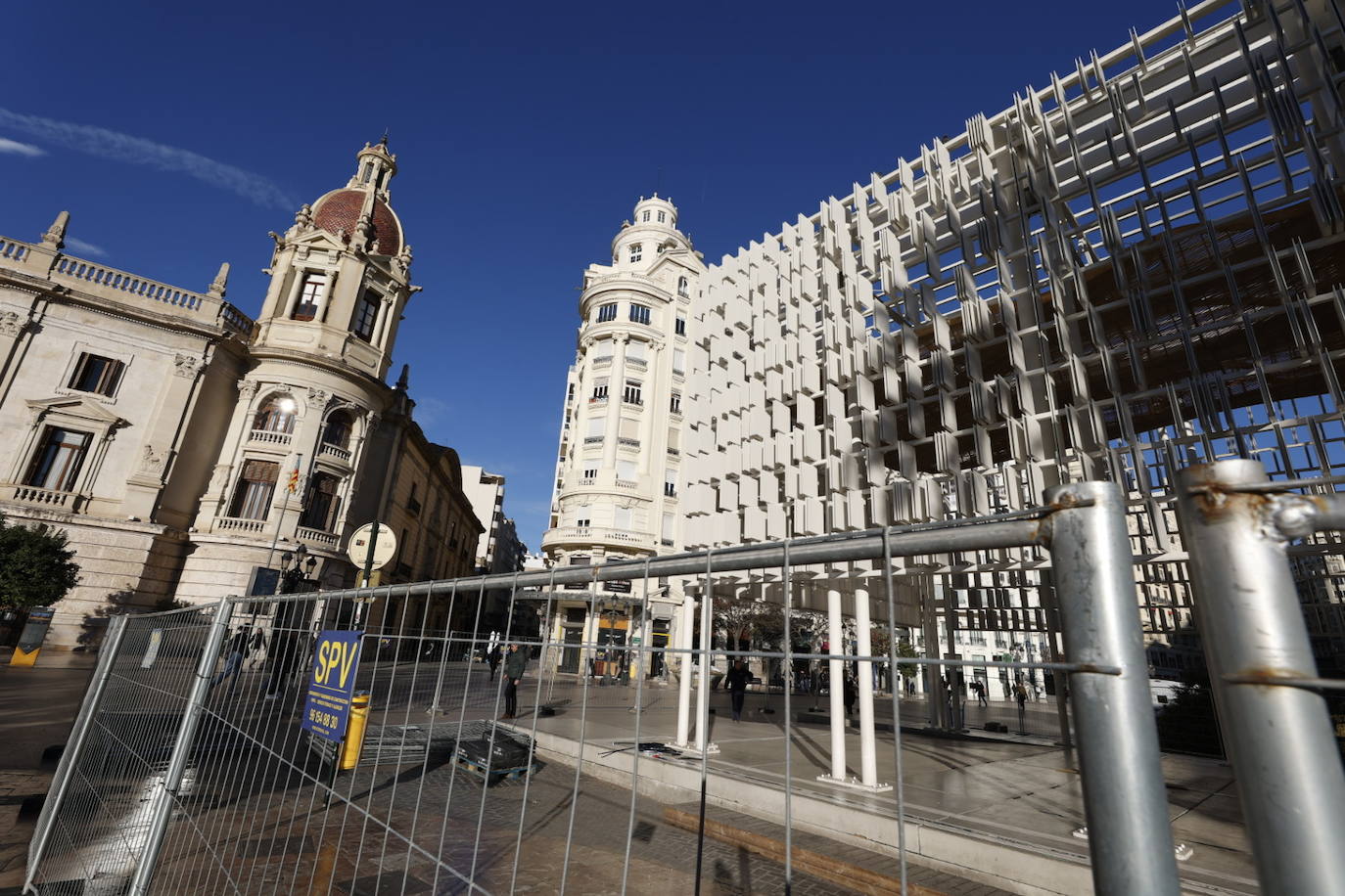 Vallado del perímetro para retirar el Ágora