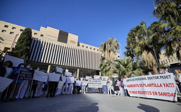 Médicos de Urgencias cargan contra la limitación de pacientes en centros de salud y alertan de que colapsará más los hospitales