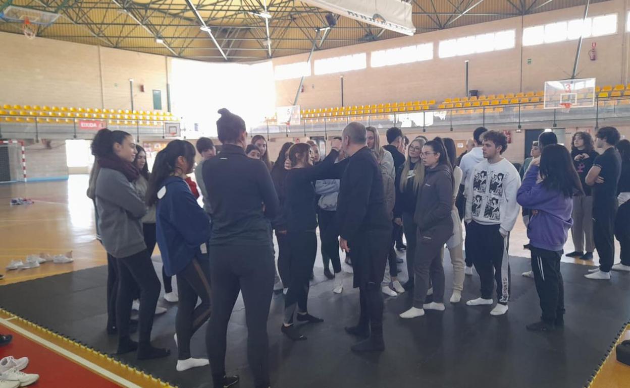 Curso de defensa personal en el instituto. 
