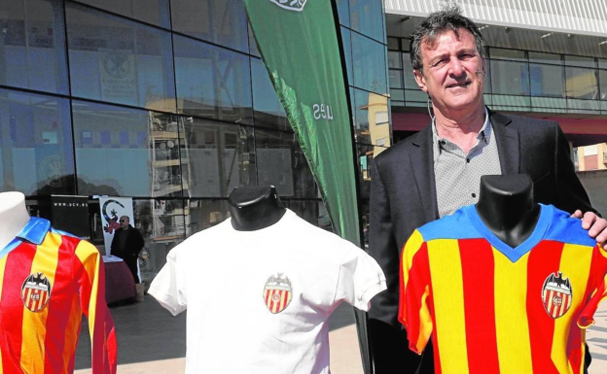 Kempes posa con camisetas históricas del Valencia CF. 