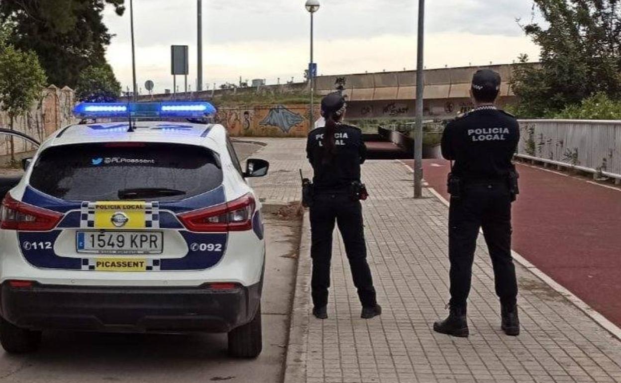 Dos agentes de la Policía Local. 