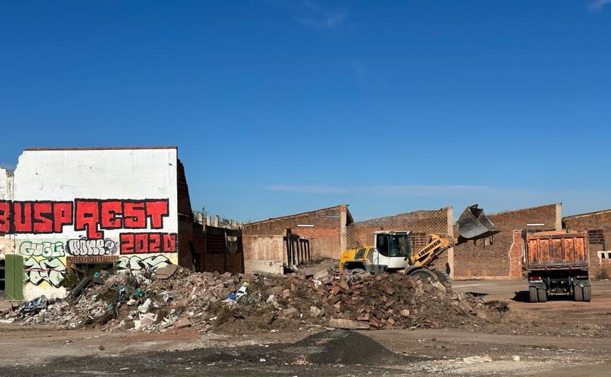 Operarios contratados por la empresa están procediendo a la limpieza de las instalaciones. 