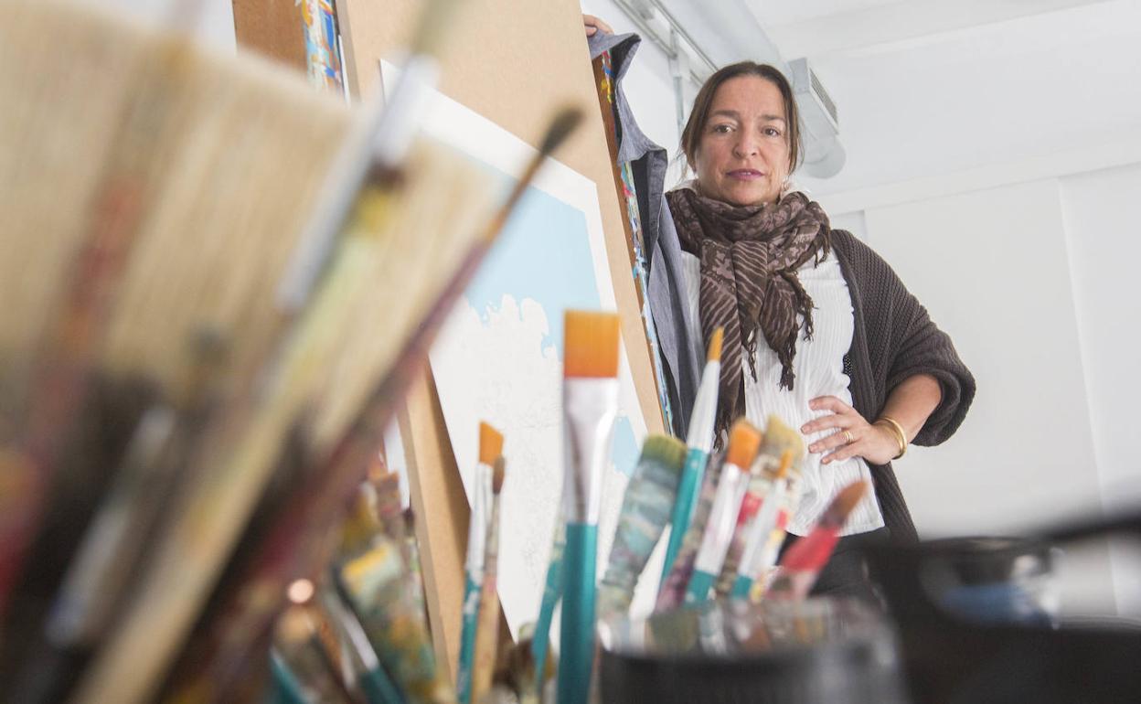 María García de la Riva, en su estudio en la casa familiar en el Ensanche valenciano.