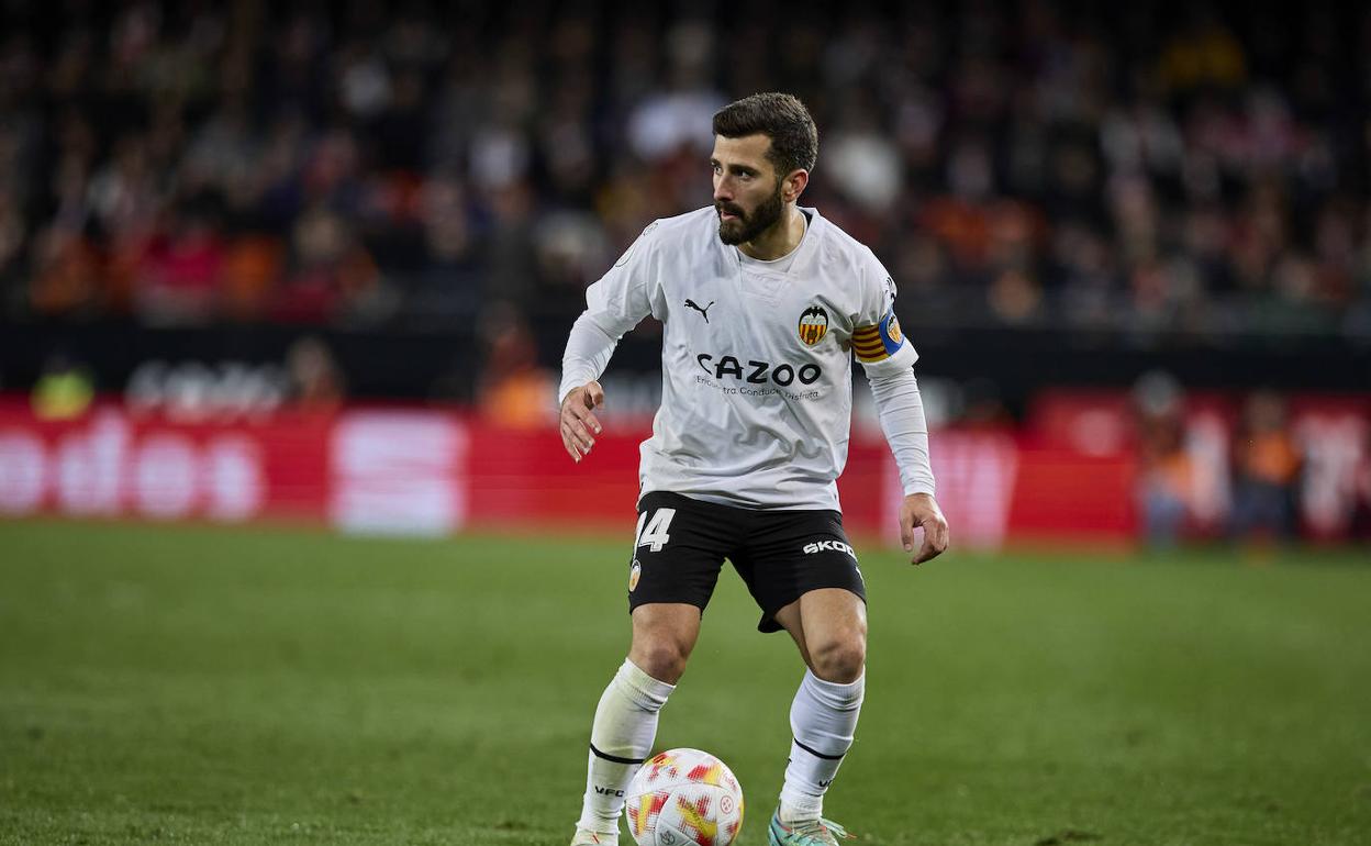 Gayà controla el balón durante la partido frente al Athletic. 