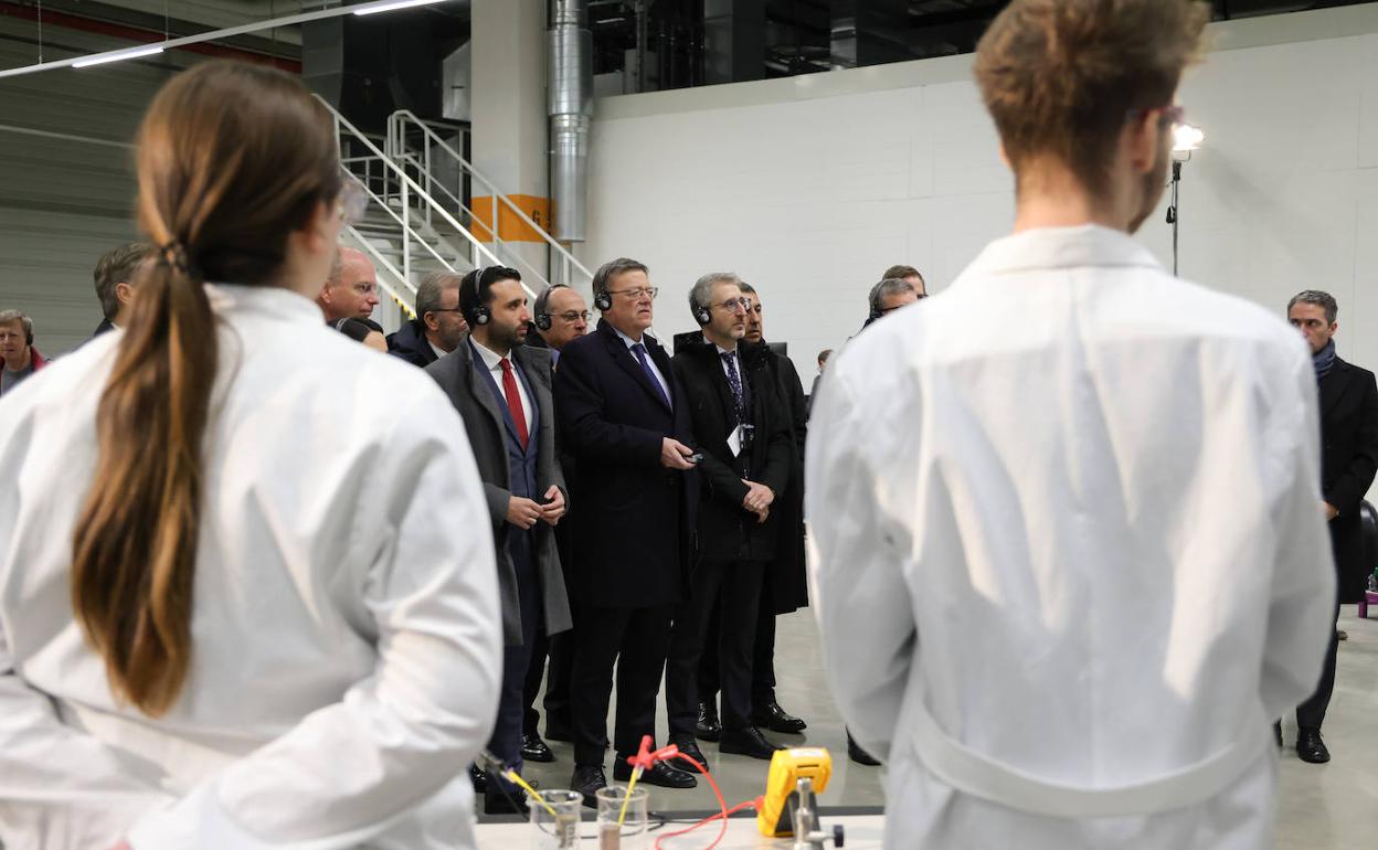 Ximo Puig en una demostración de alumnos de Volkswagen en Alemania