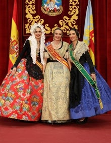 Imagen secundaria 2 - Laura Mengó y su corte con familiares; posando con la corte infantil y con Belén Mora y Selene Tarín, de las fiestas de Alicante y Castellón. 