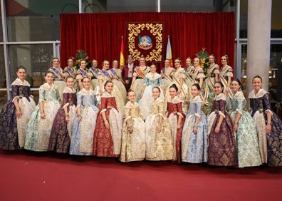 Imagen secundaria 1 - Laura Mengó y su corte con familiares; posando con la corte infantil y con Belén Mora y Selene Tarín, de las fiestas de Alicante y Castellón. 