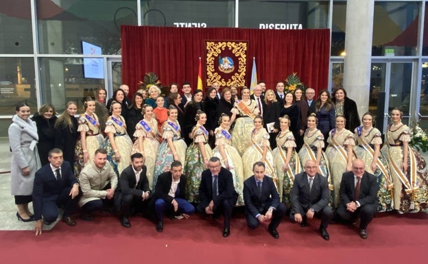 Imagen principal - Laura Mengó y su corte con familiares; posando con la corte infantil y con Belén Mora y Selene Tarín, de las fiestas de Alicante y Castellón. 