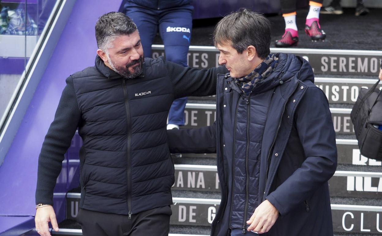 Gennaro Gattuso saluda a Martín Pacheta antes del partido en Valladolid. 