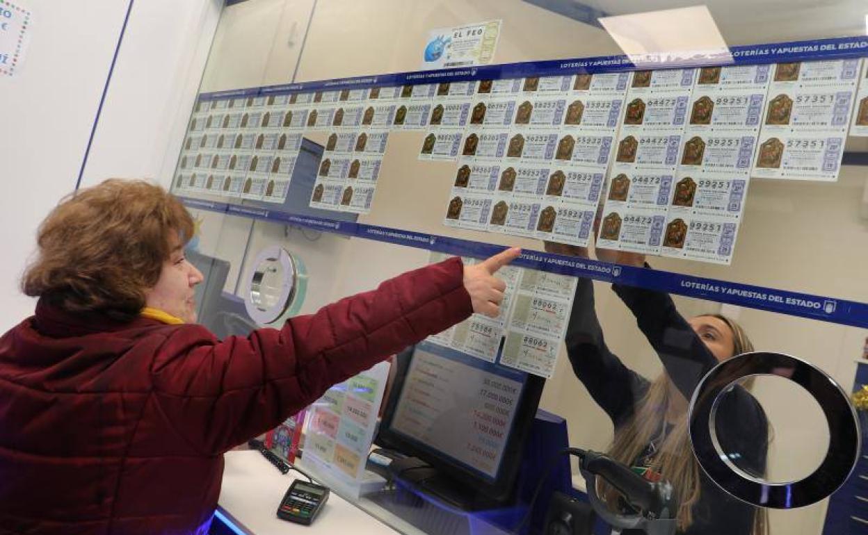 Una mujer en una administración de loterías.