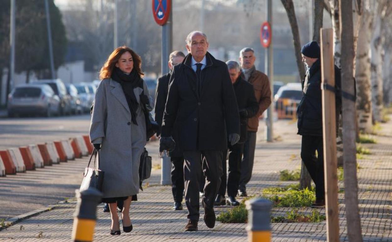 Camps y su letrada, junto a otros participantes en el juicio de Gürtel, llegan a la Audiencia Nacional.