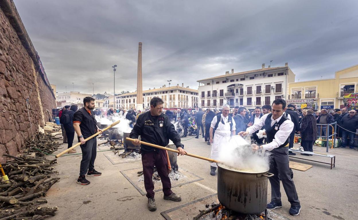 La elaboración de las calderas a cargo de los clavarios. 