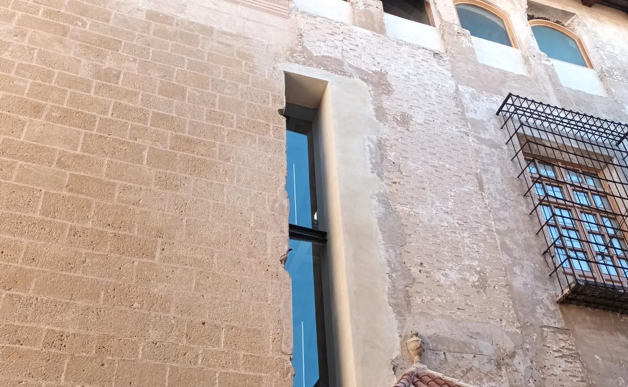 Intervención en el lateral de la fachada del edificio del antiguo Hospital por la calle Corretgeria. 