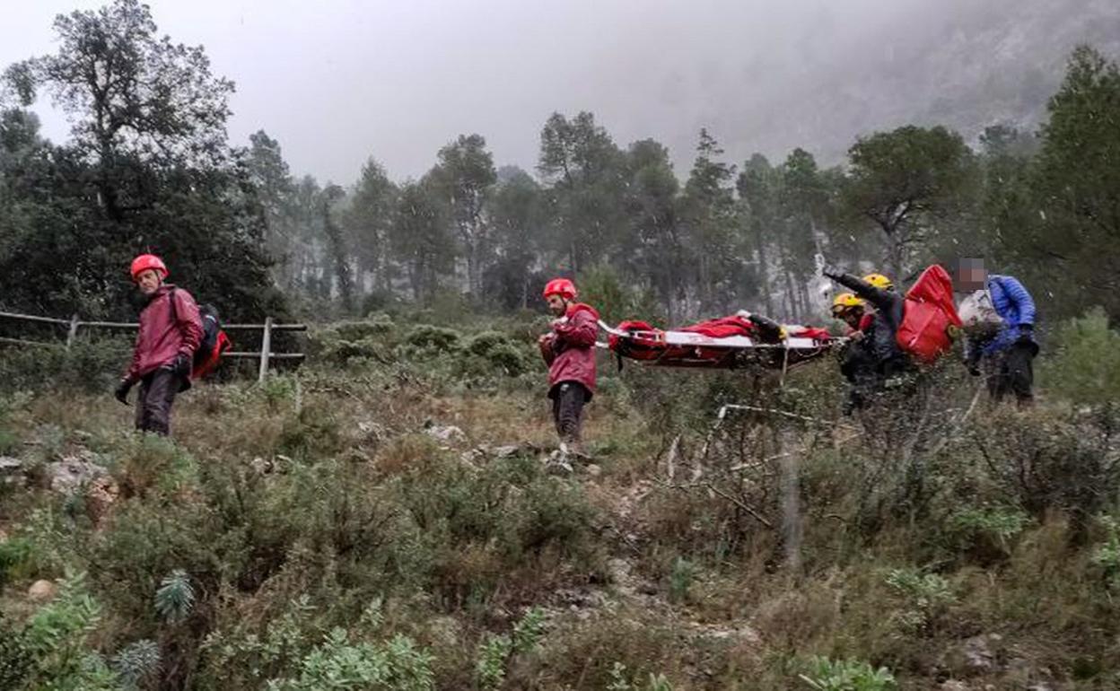 Momento del descenso por  la sierra de la senderista herida. 