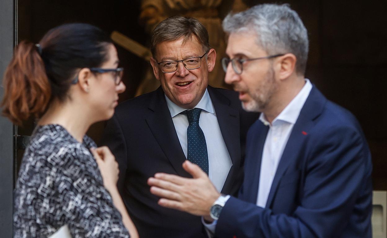 El president Ximo Puig, entre la vicepresidenta Aitana Mas y el conseller de Hacienda Arcadi España. 