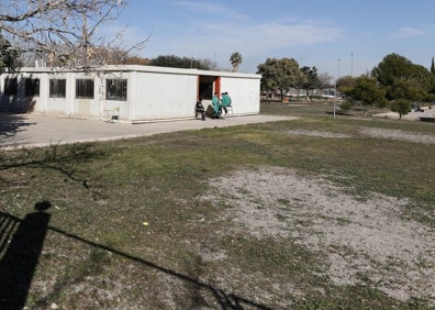 Imagen secundaria 1 - Arriba, barracones en altura del instituto La Patacona de Alboraia. Las obras para su eliminación se prometieron en 2016, igual que las del IES Orriols de Valencia (abajo). A la derecha, cartel situado en el vallado del Santo Ángel de la Guarda en relación al parking en superficie de la parcela contigua. 