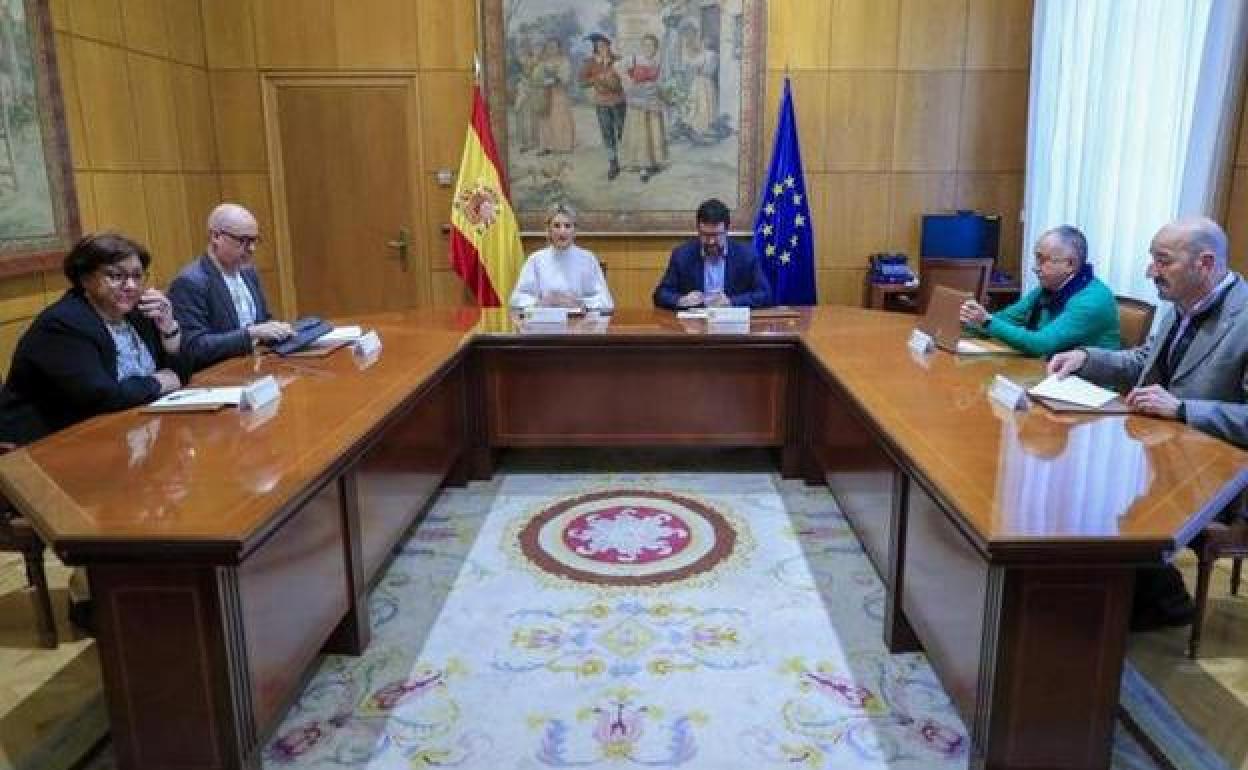 La vicepresidenta Yolanda Díaz, en la reunión que mantuvo con los sindicatos.