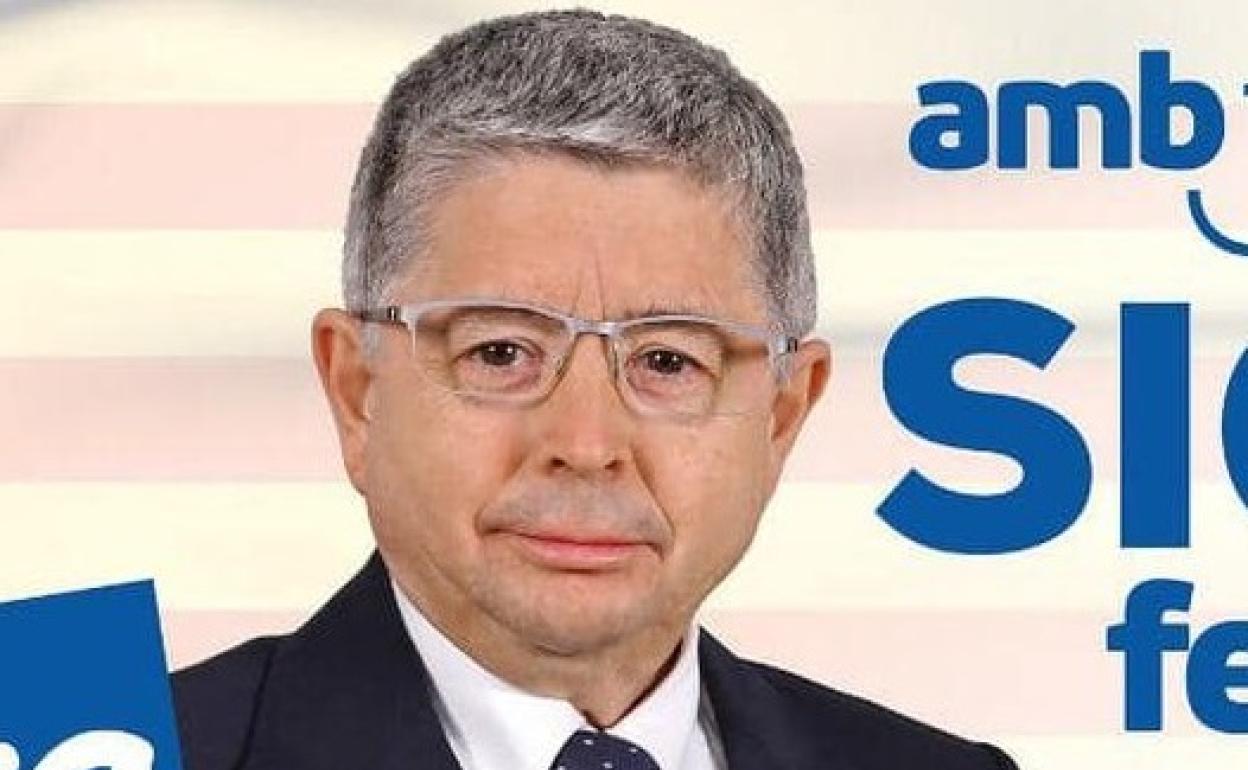 Javier Sicluna, en el cartel de su candidatura a la alcaldía para las próximas elecciones. 