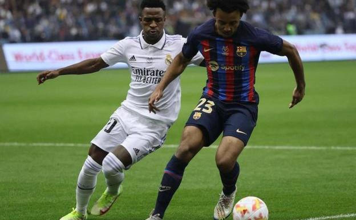 Vinicius y Koundé disputan un balón durante la reciente Supercopa de España