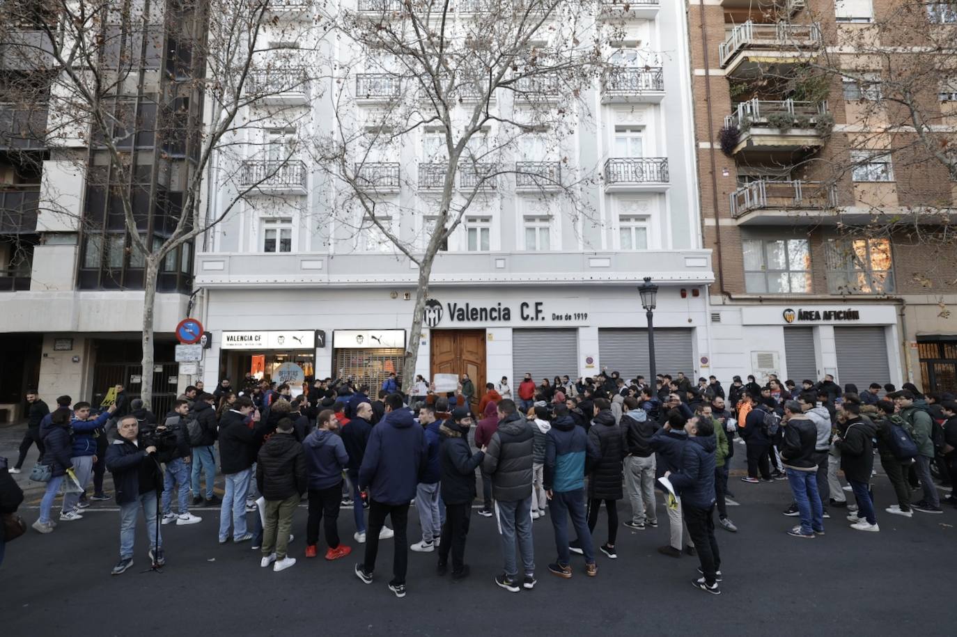 Fotos: Decenas de valencianistas protestan contra la gestión de Lim