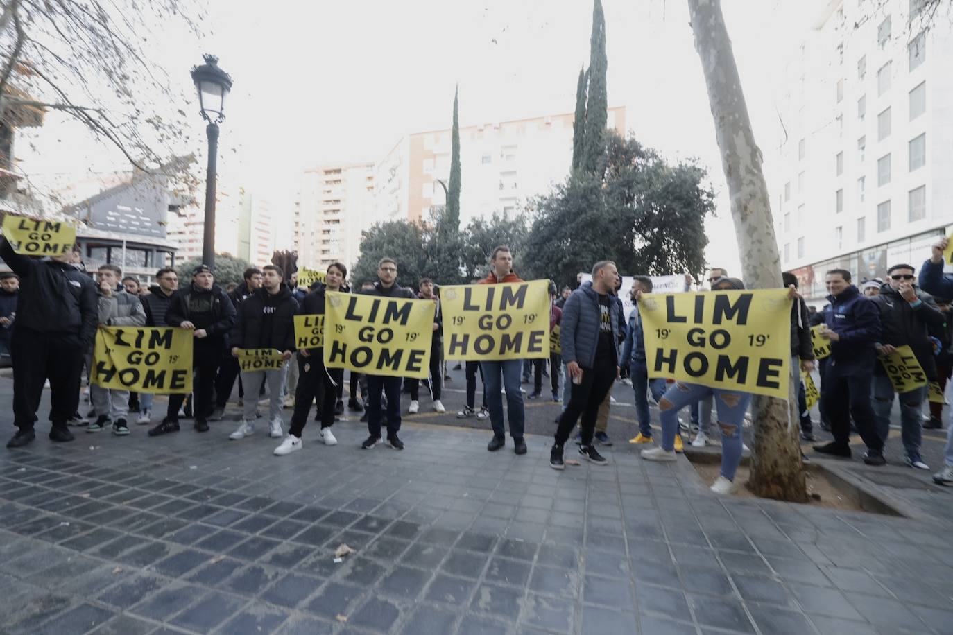 Fotos: Decenas de valencianistas protestan contra la gestión de Lim