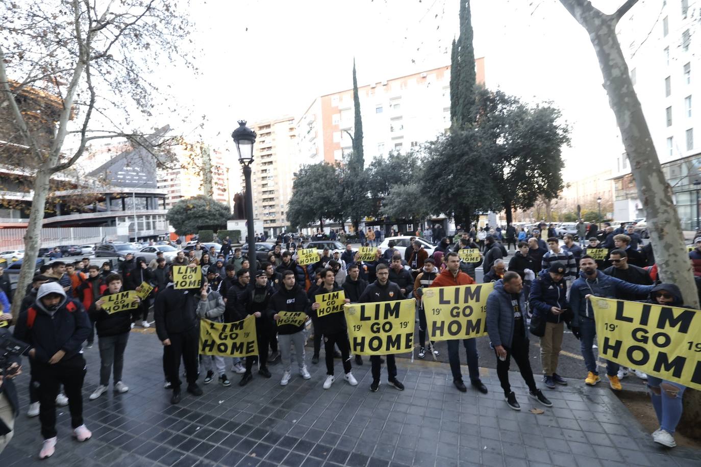 Fotos: Decenas de valencianistas protestan contra la gestión de Lim