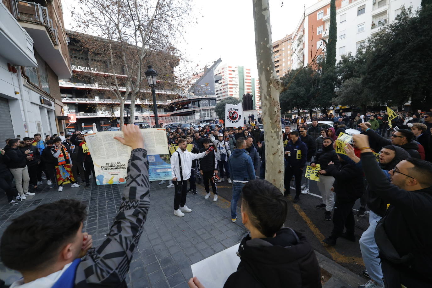 Fotos: Decenas de valencianistas protestan contra la gestión de Lim