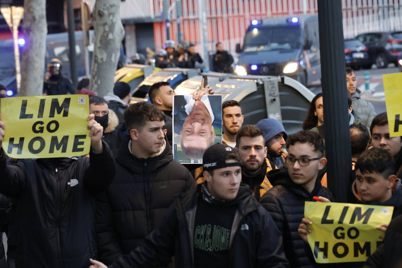 Fotos: Decenas de valencianistas protestan contra la gestión de Lim