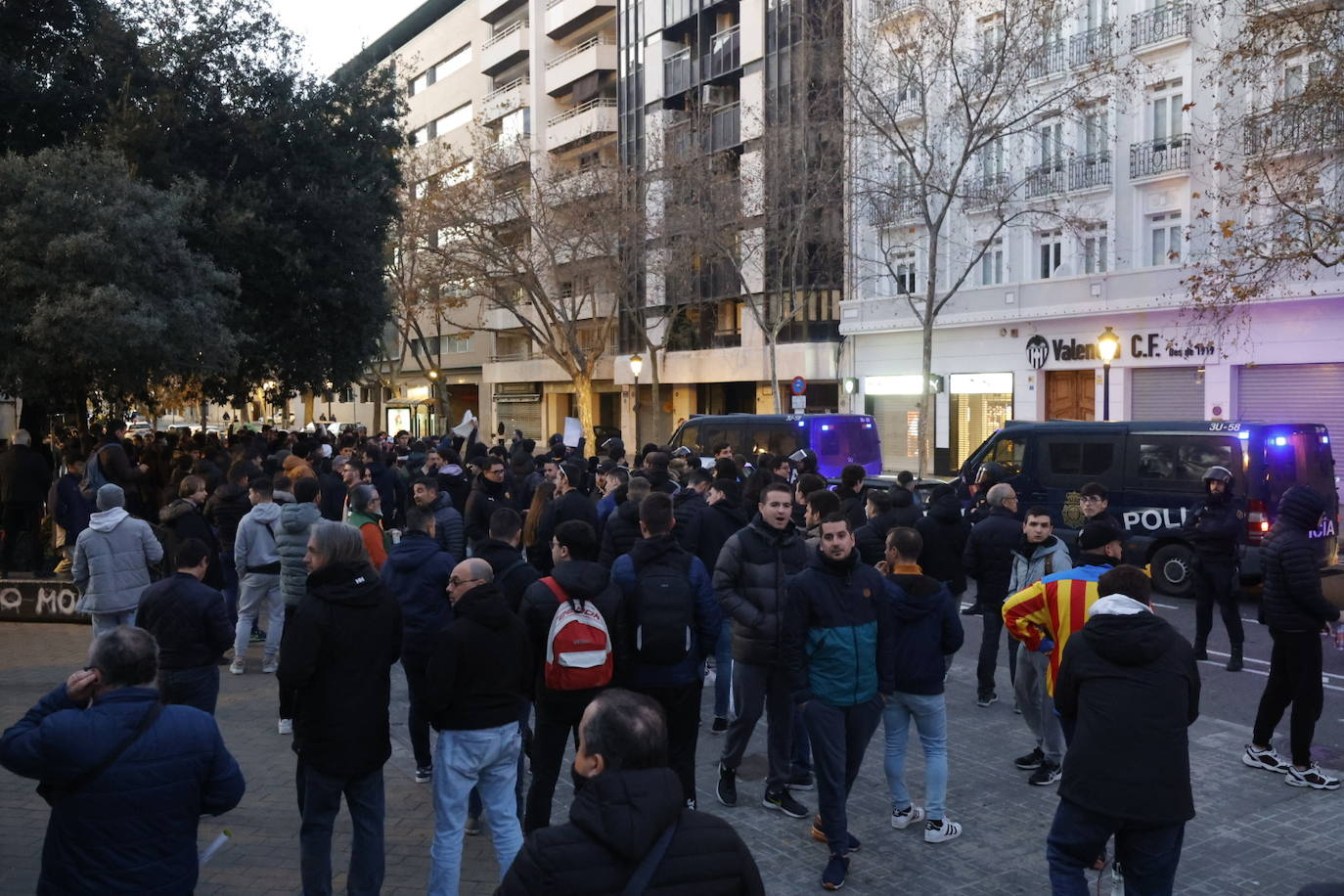 Fotos: Decenas de valencianistas protestan contra la gestión de Lim