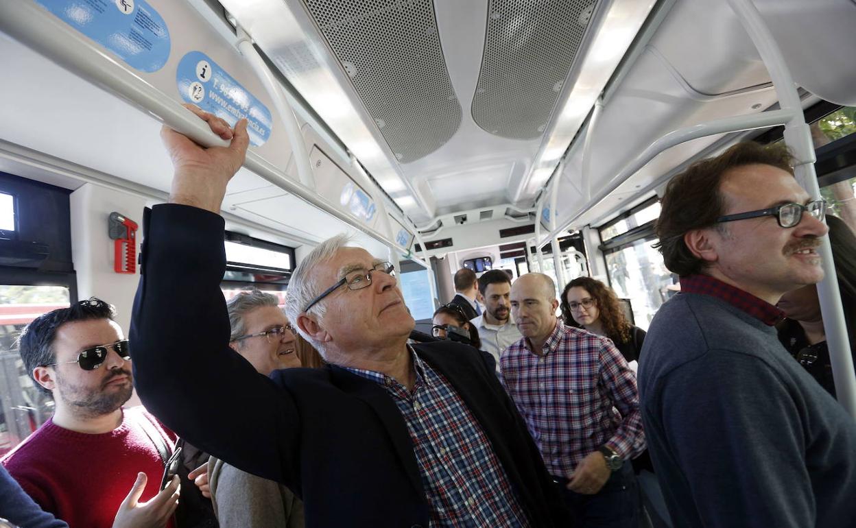 Ribó y Grezzi, durante la prueba de un autobús eléctrico en Valencia.