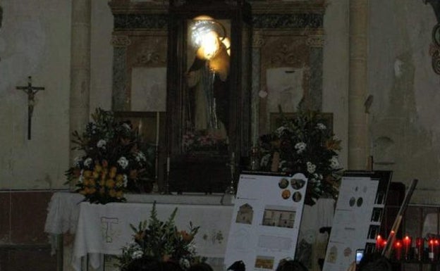 Momento en el que el rayo de sol impacta en la cara de la imagen del Santo en la ermita de Bocairent. 