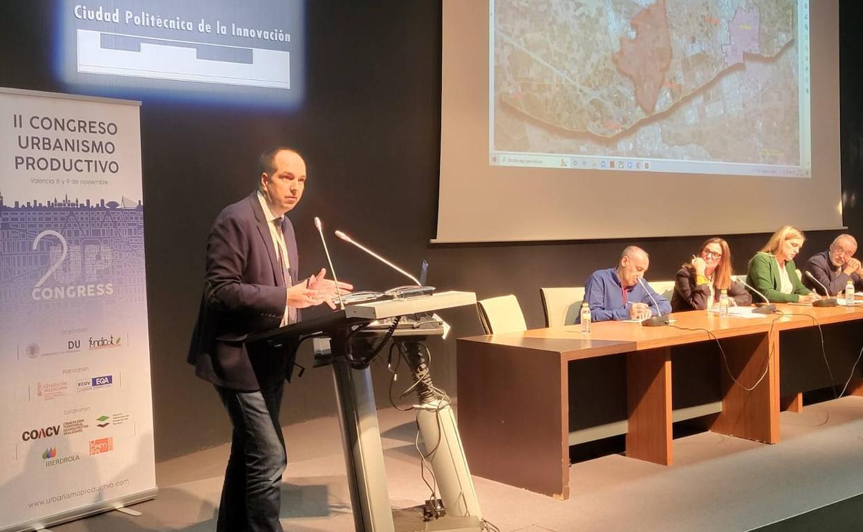 El alcalde, Guillermo Luján, explica el proyecto en una jornada sobre urbanismo. 