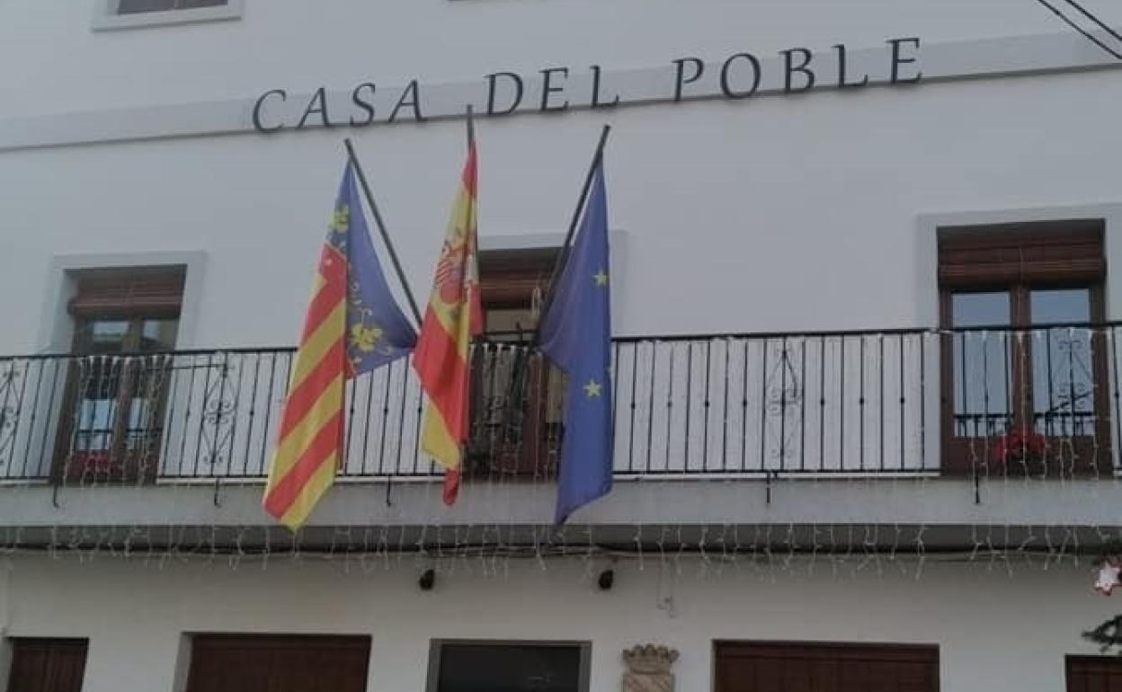 Fachada del Ayuntamiento de La Granja de La Costera. 