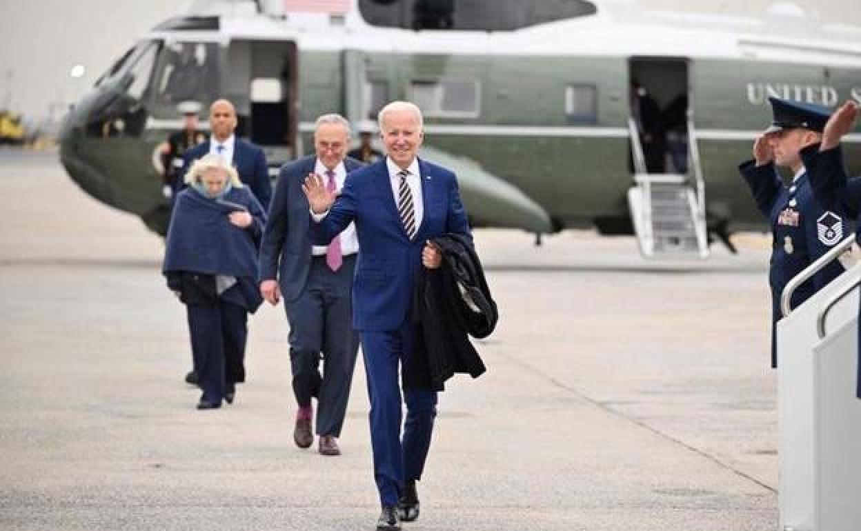 El presidente de EE UU, Joe Biden, este martes en el Aeropuerto Internacional John F. Kennedy de Nueva York