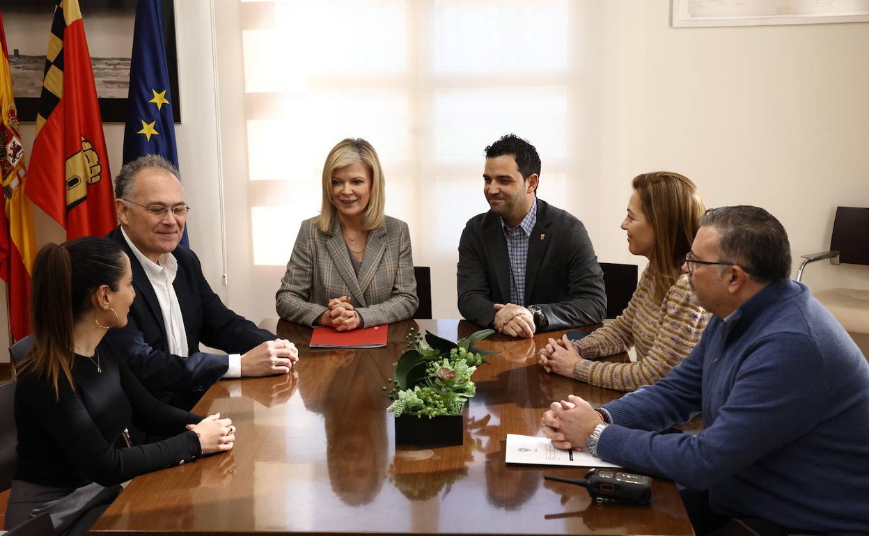 La consellera, Gabriela Bravo, con el alcalde de Paterna, Juan Antonio Sagredo. 