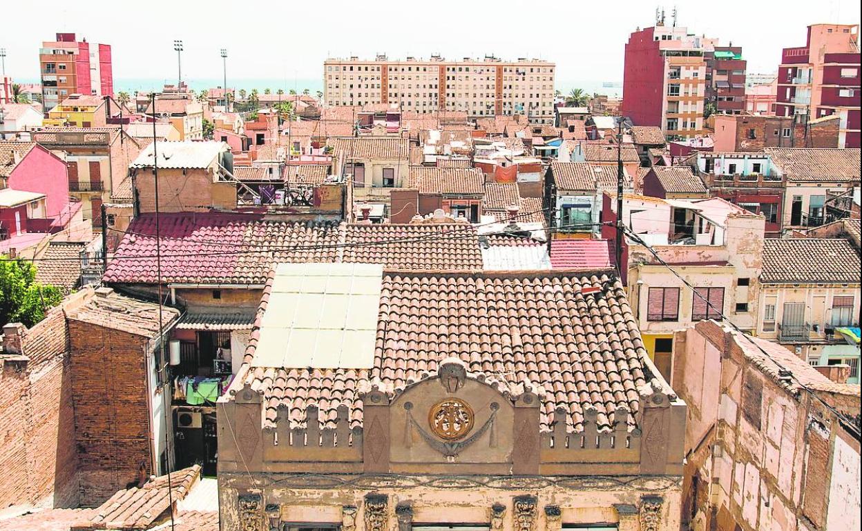 Barrio del Cabanyal, con las fincas de Bloque Portuarios al fondo de la imagen. 