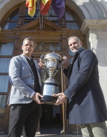 Imagen secundaria 2 - Nacho Rodilla y Víctor Luengo rememoran la entrada al Ayuntamiento y la salida al balcón con la Copa del Rey, como ocurrió en 1998.