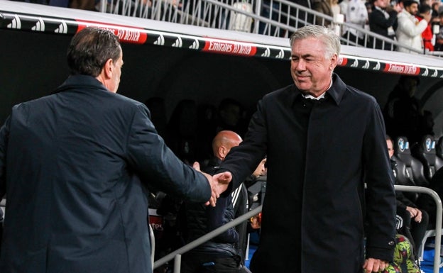 Voro y Ancelotti se saludan antes del partido en el Santiago Bernabéu. 